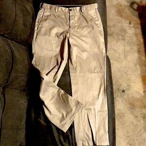 HAGGAR CLOTHING / mens pleated khaki pants / size 32x30